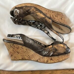 CHINESE LAUNDRY DISTRESSED PEWTER WEDGE SANDALS.  BOW FRONT.  NEW